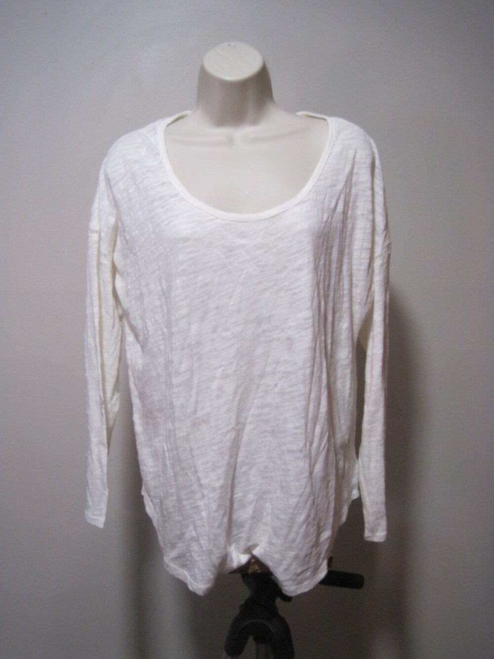 Kenar Women's Size Large White Scoop Neck Breathable Stretchy Long Sleeve Shirt